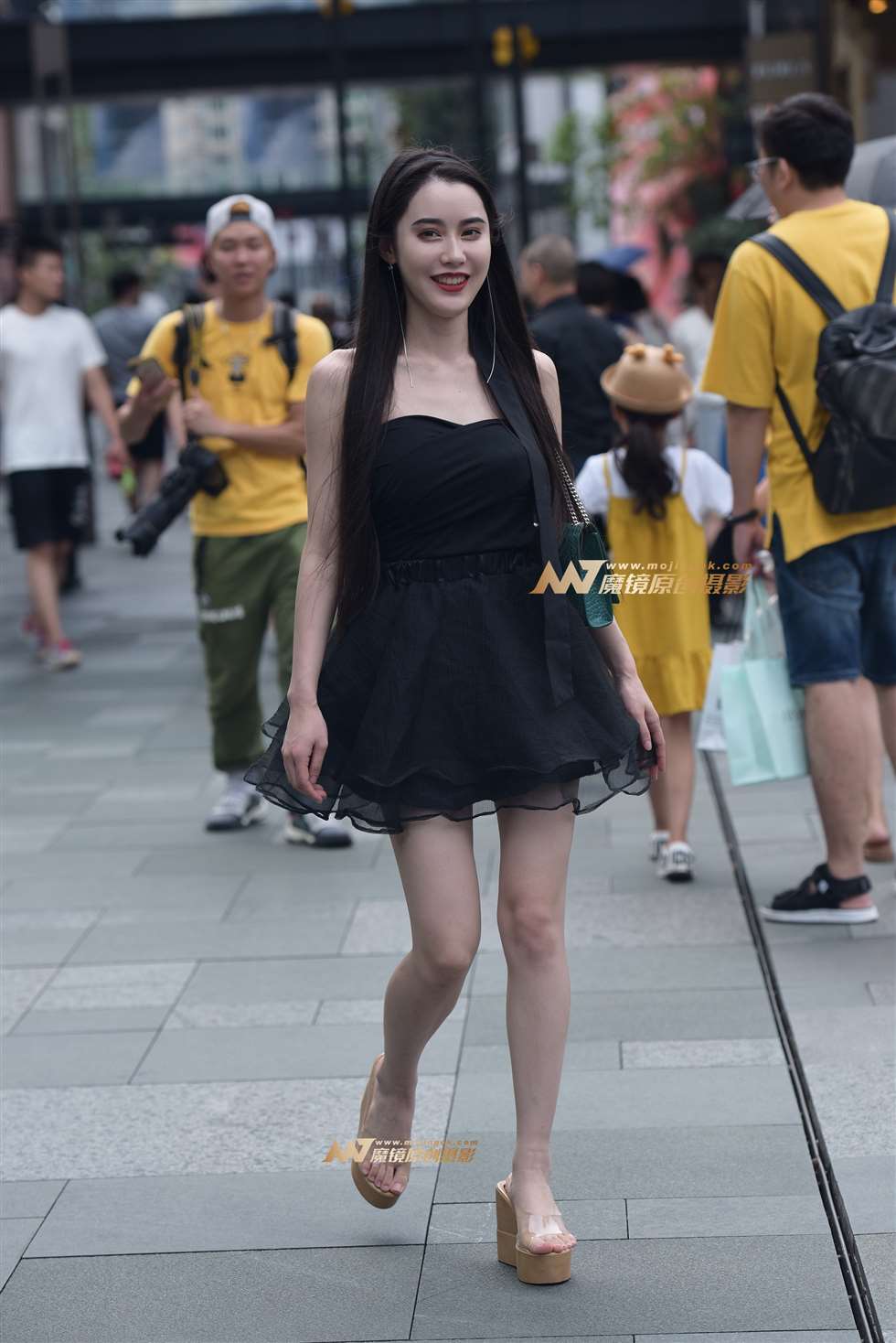 图片[1]-吊带连衣裙美女-街拍流行馆