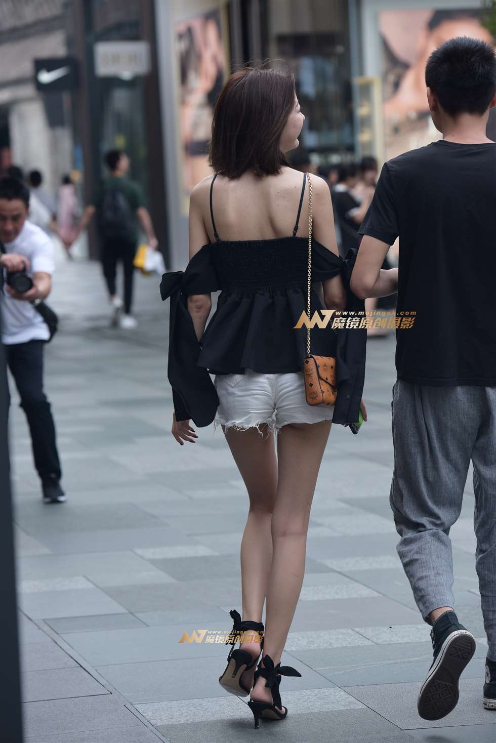图片[2]-长腿 短裤 美女-街拍流行馆