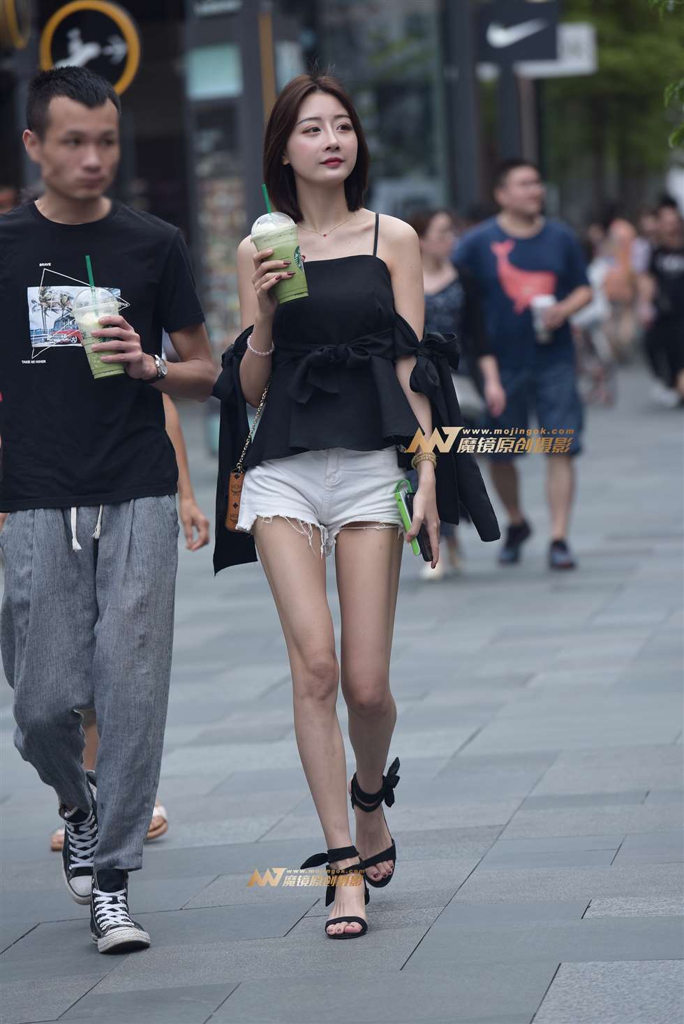 图片[1]-长腿 短裤 美女-街拍流行馆