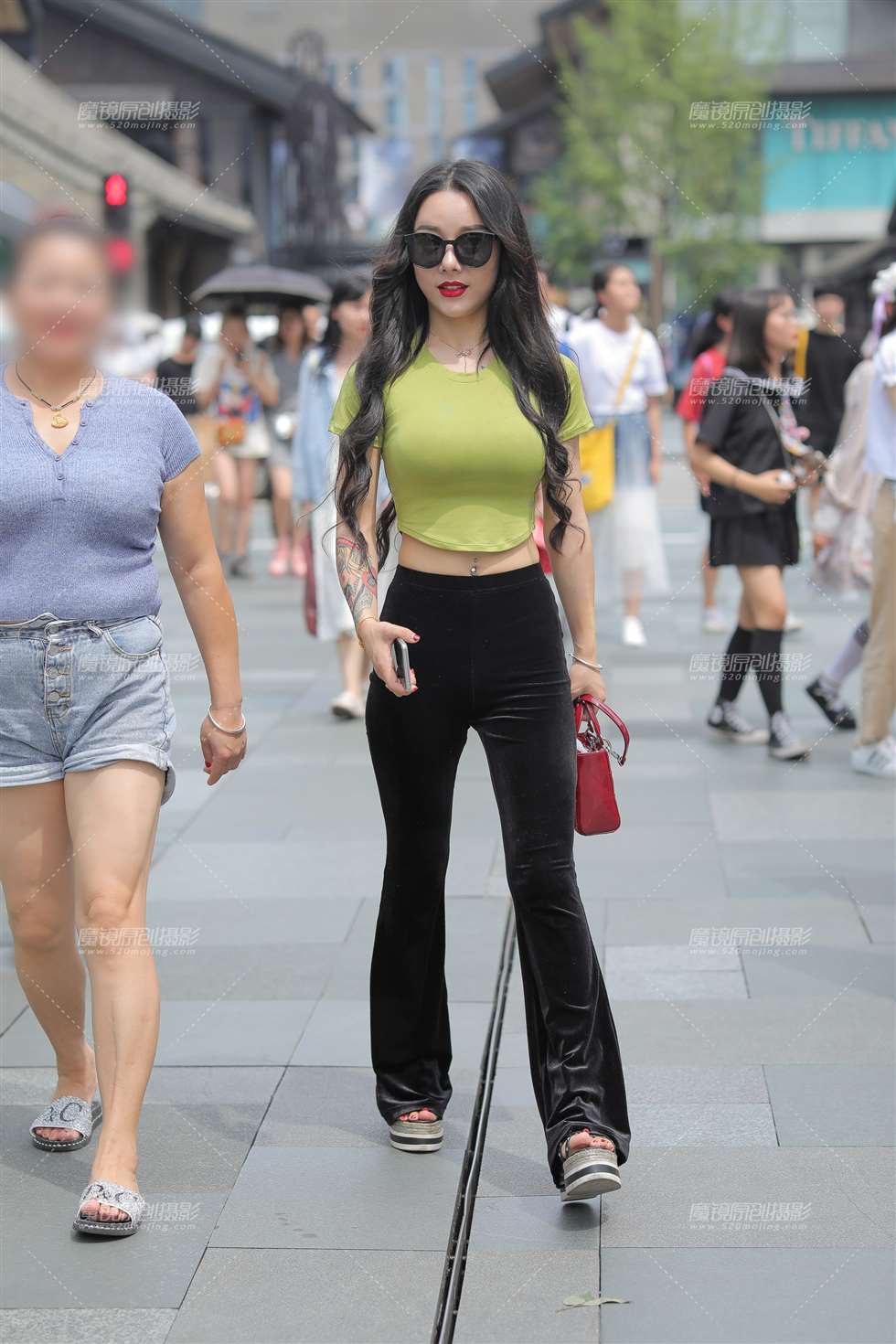 图片[1]-【凯恩赛贴】性感好身材-街拍流行馆