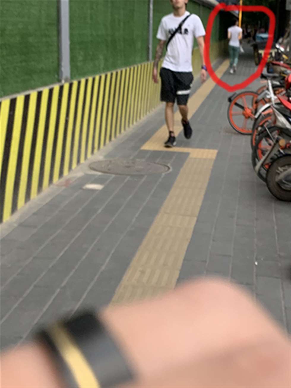图片[3]-【红石赛帖】抓拍放单车的瑜伽美女-街拍流行馆