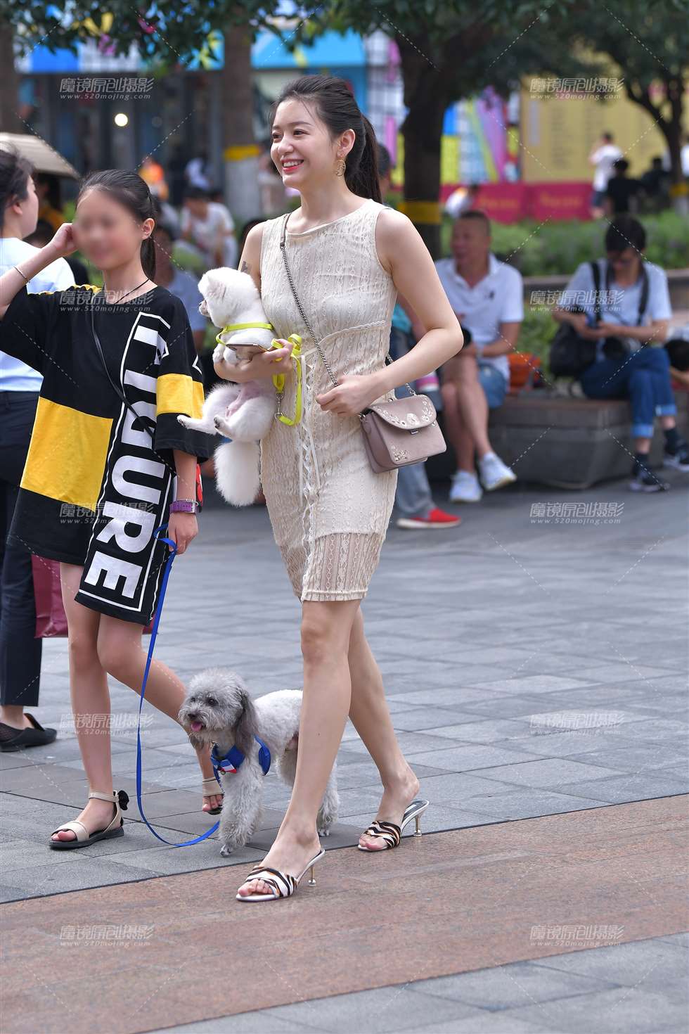 图片[5]-【视觉冲击赛贴】遛狗美女，迷倒我了~-街拍流行馆