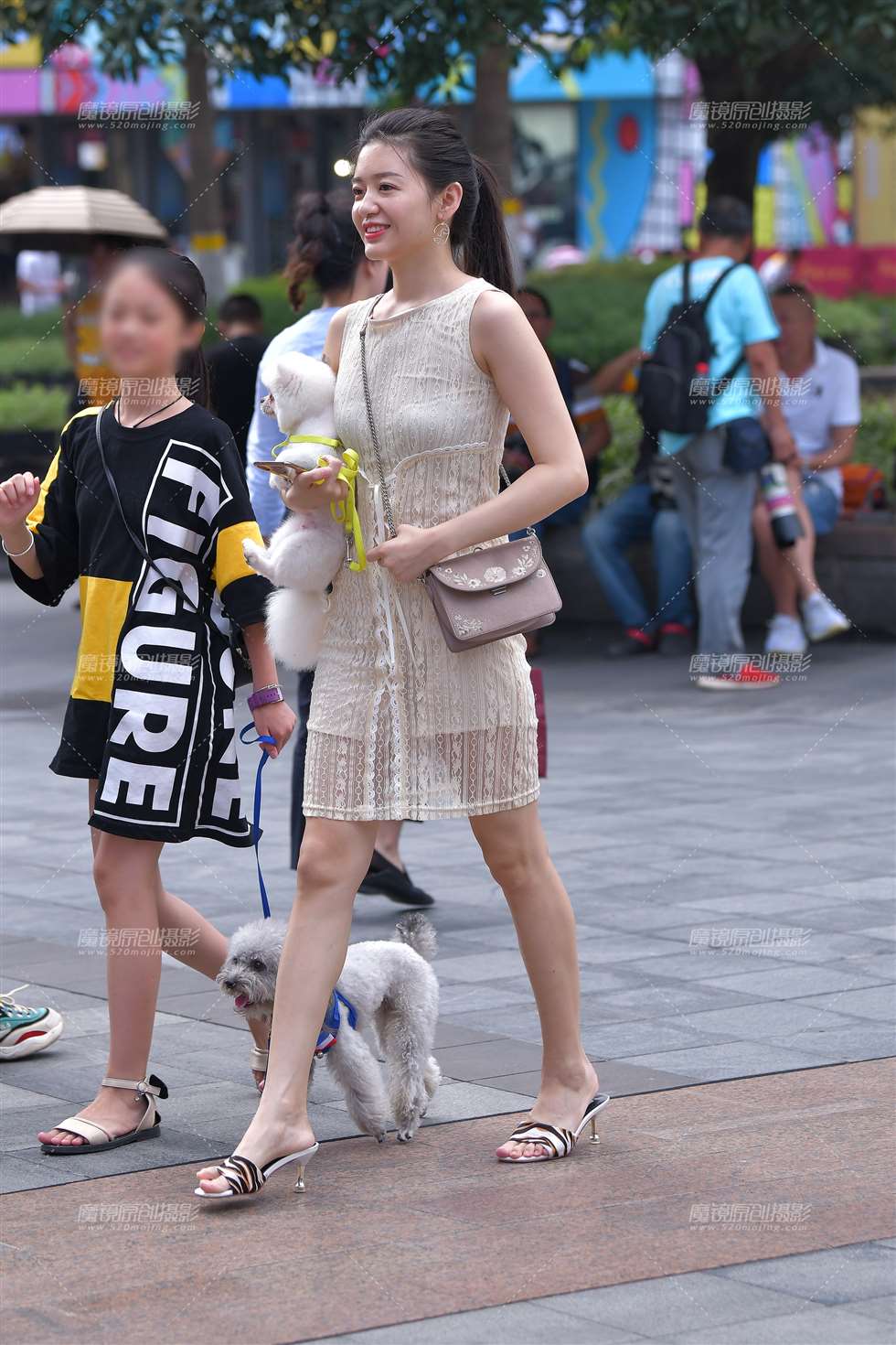 图片[1]-【视觉冲击赛贴】遛狗美女，迷倒我了~-街拍流行馆