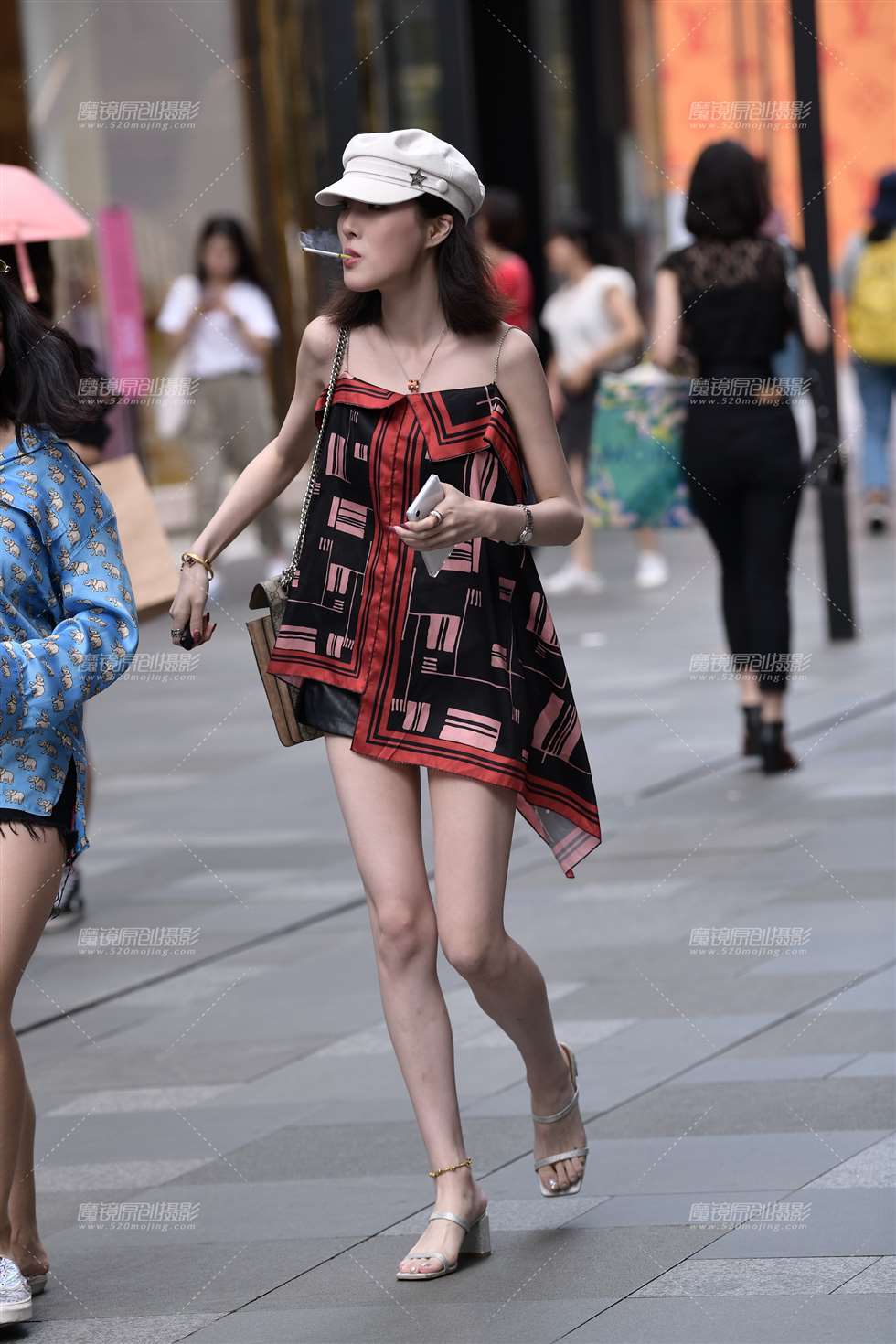 图片[1]-【慕容笙赛贴】长腿露背美女-街拍流行馆
