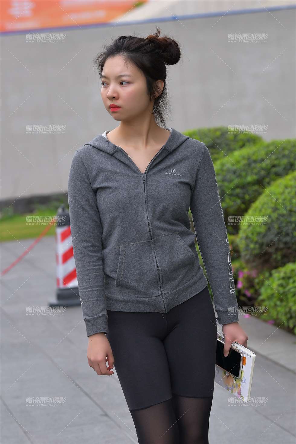 图片[1]-【视觉冲击赛贴】似有似无，黑色瑜伽裤美眉-街拍流行馆