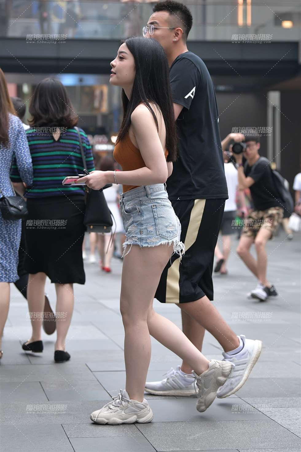 图片[1]-【视觉冲击赛贴】性感热裤翘臀女友-街拍流行馆