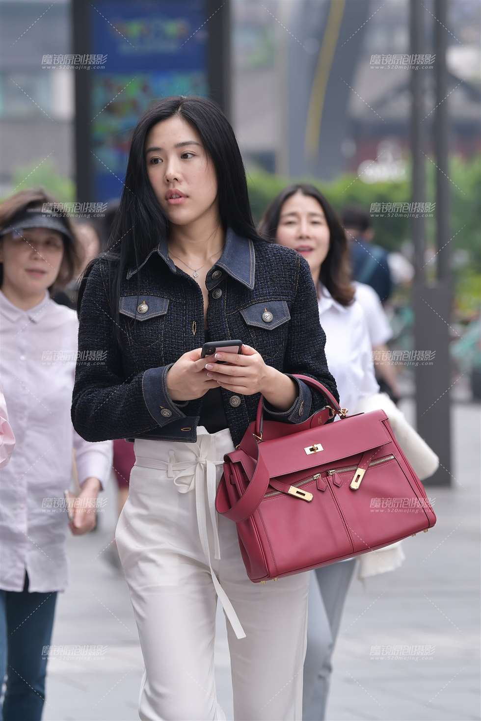 图片[1]-【视觉冲击赛贴】高挑白裤美女-街拍流行馆