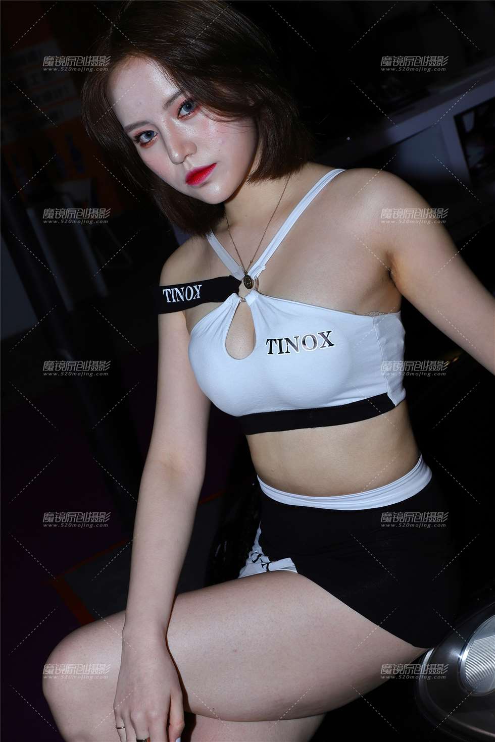 图片[1]-黑白制服短发美女车模-街拍流行馆