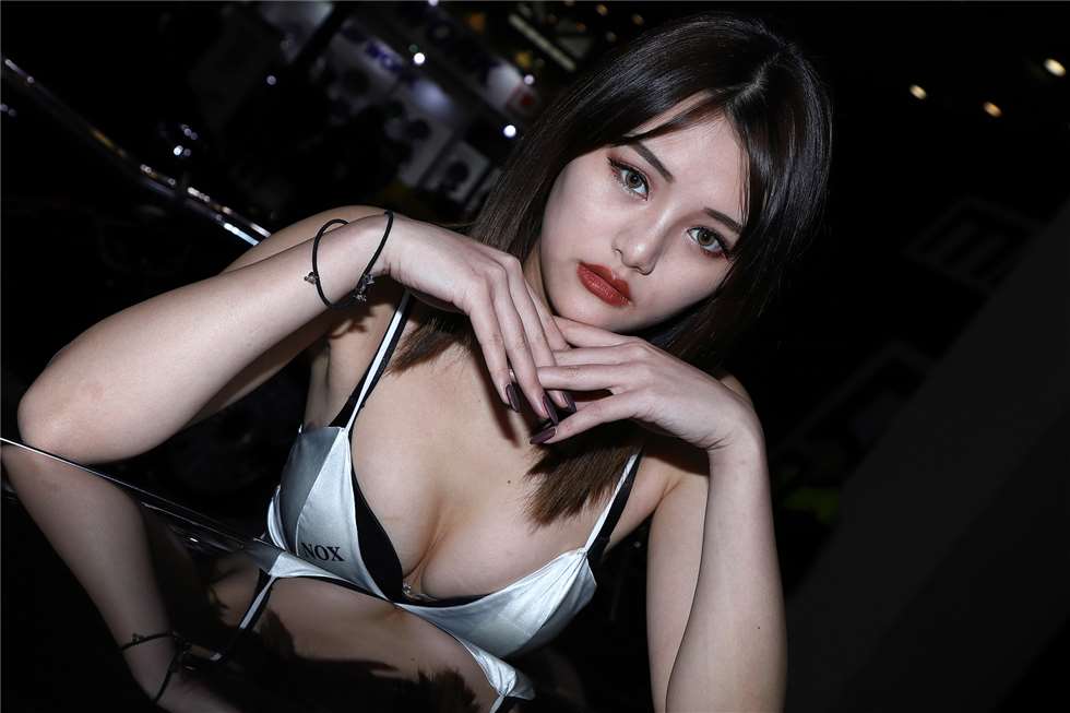 图片[1]-银色抹胸美女车模-街拍流行馆