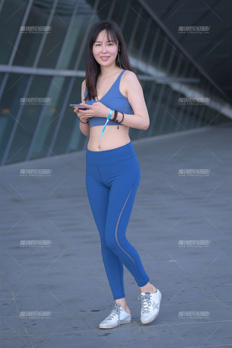 图片[1]-【街拍之魂赛帖】性感蓝色紧致-街拍流行馆