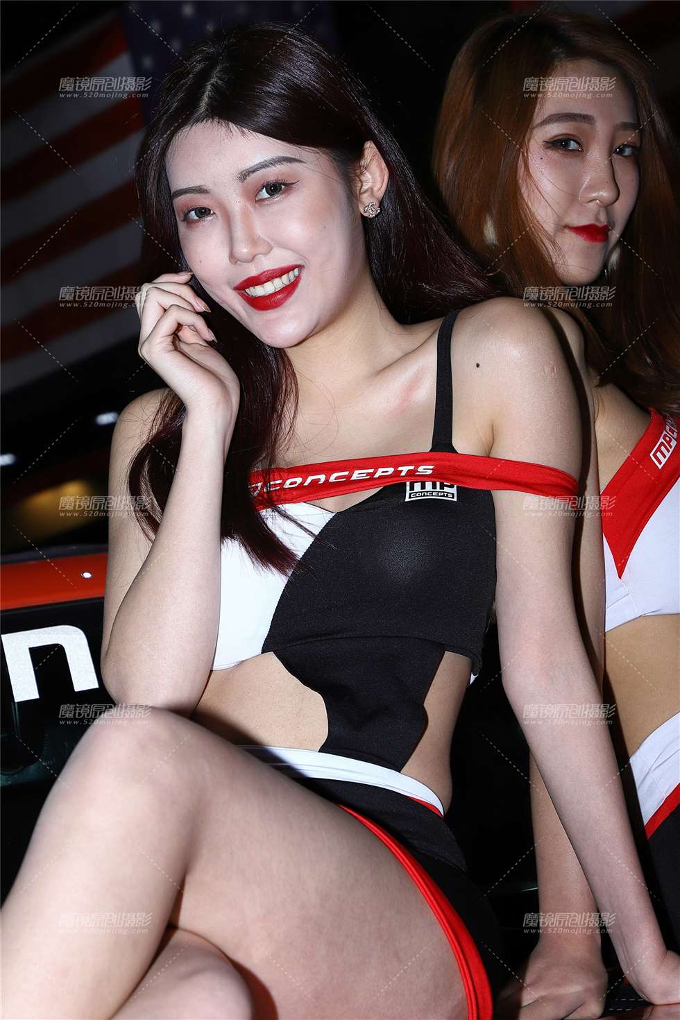 图片[1]-美腿坐姿车模-街拍流行馆