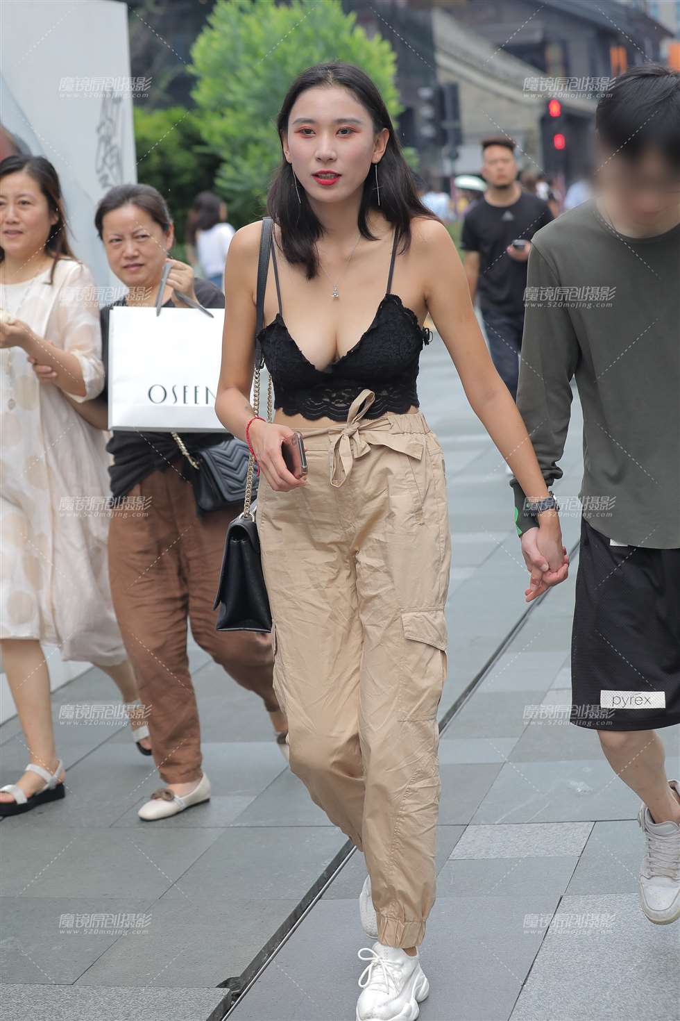 图片[1]-【凯恩赛贴】天气太热 性感吊带-街拍流行馆
