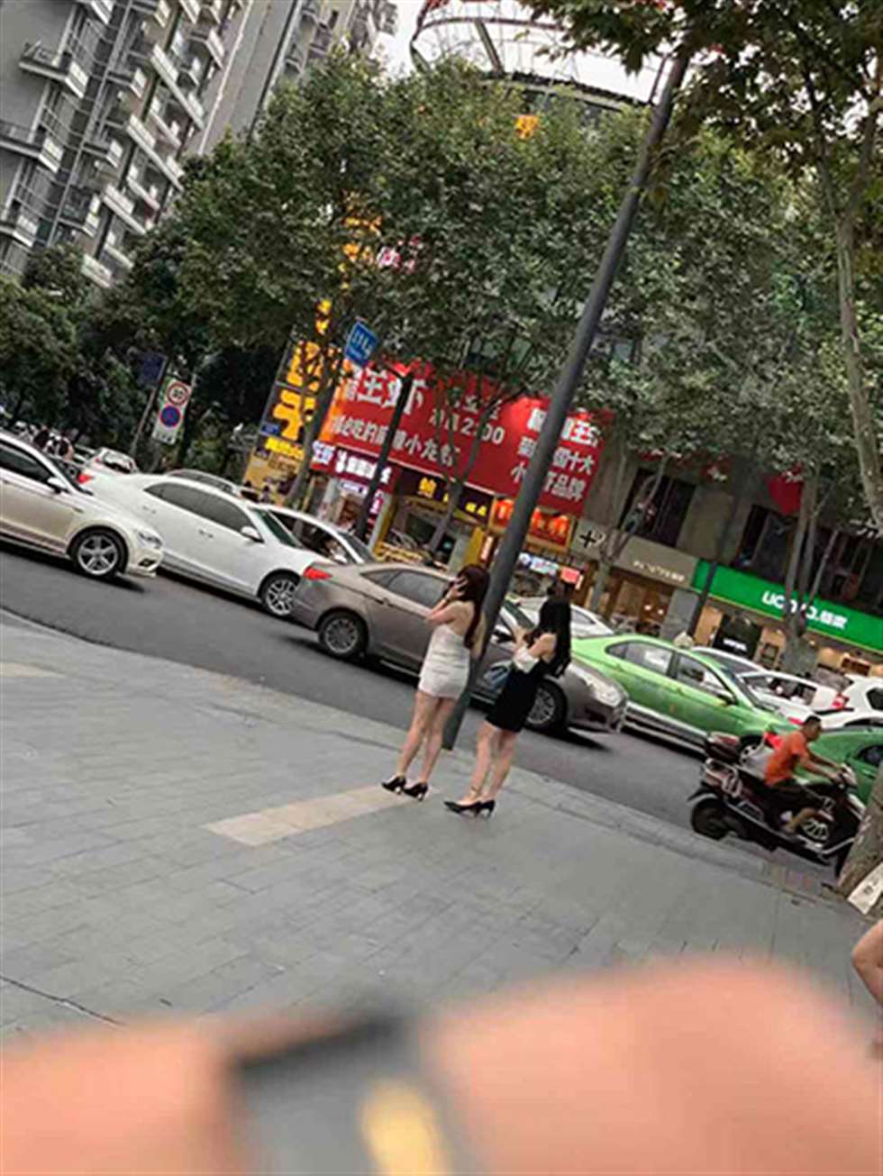 图片[3]-【视觉冲击赛贴】等滴滴的性感小姐姐-街拍流行馆