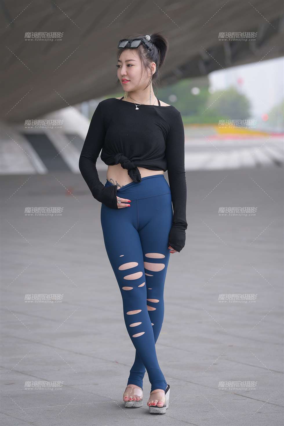图片[1]-【街拍之魂赛帖】蓝色破洞紧身**-街拍流行馆