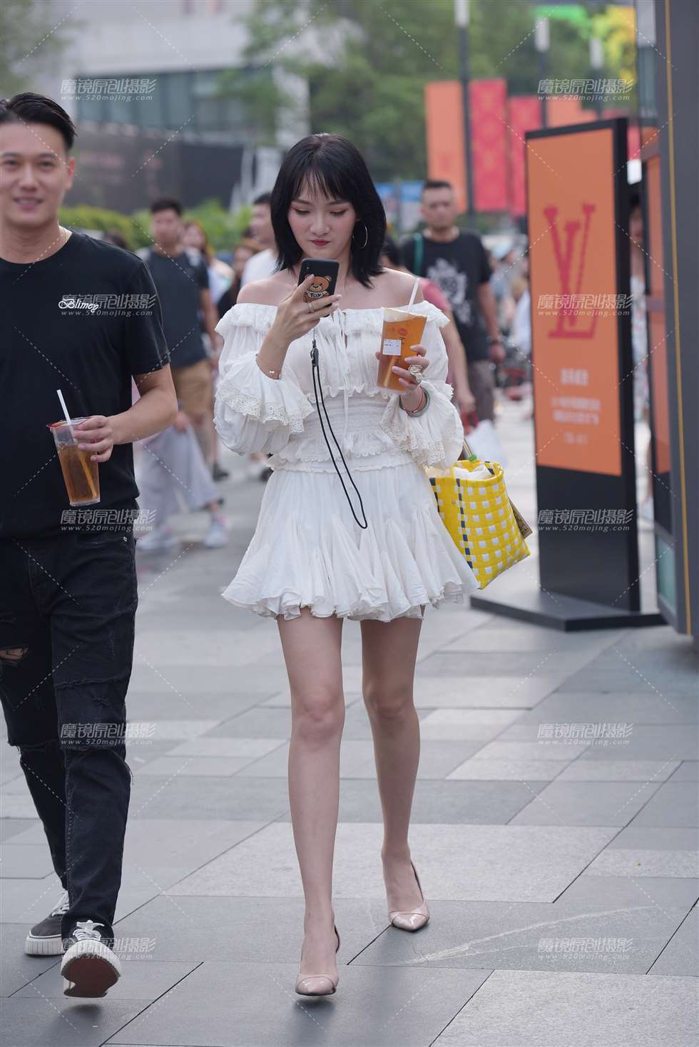 图片[1]-【慕容笙赛贴】过马路的美女-街拍流行馆
