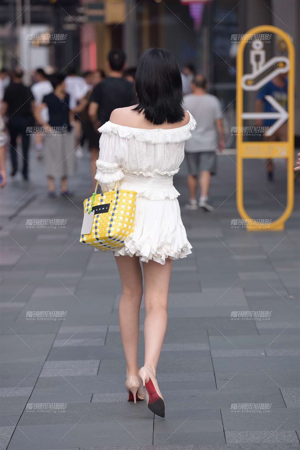 图片[2]-【慕容笙赛贴】过马路的美女-街拍流行馆