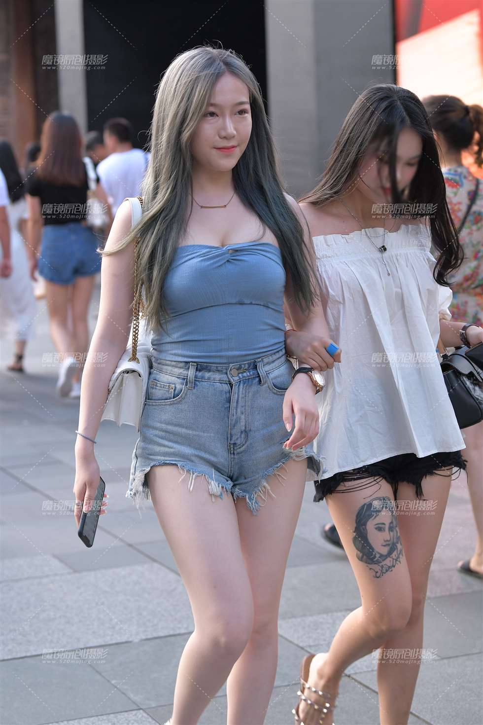图片[1]-【视觉冲击赛贴】性感大白腿，丰满的美眉-街拍流行馆