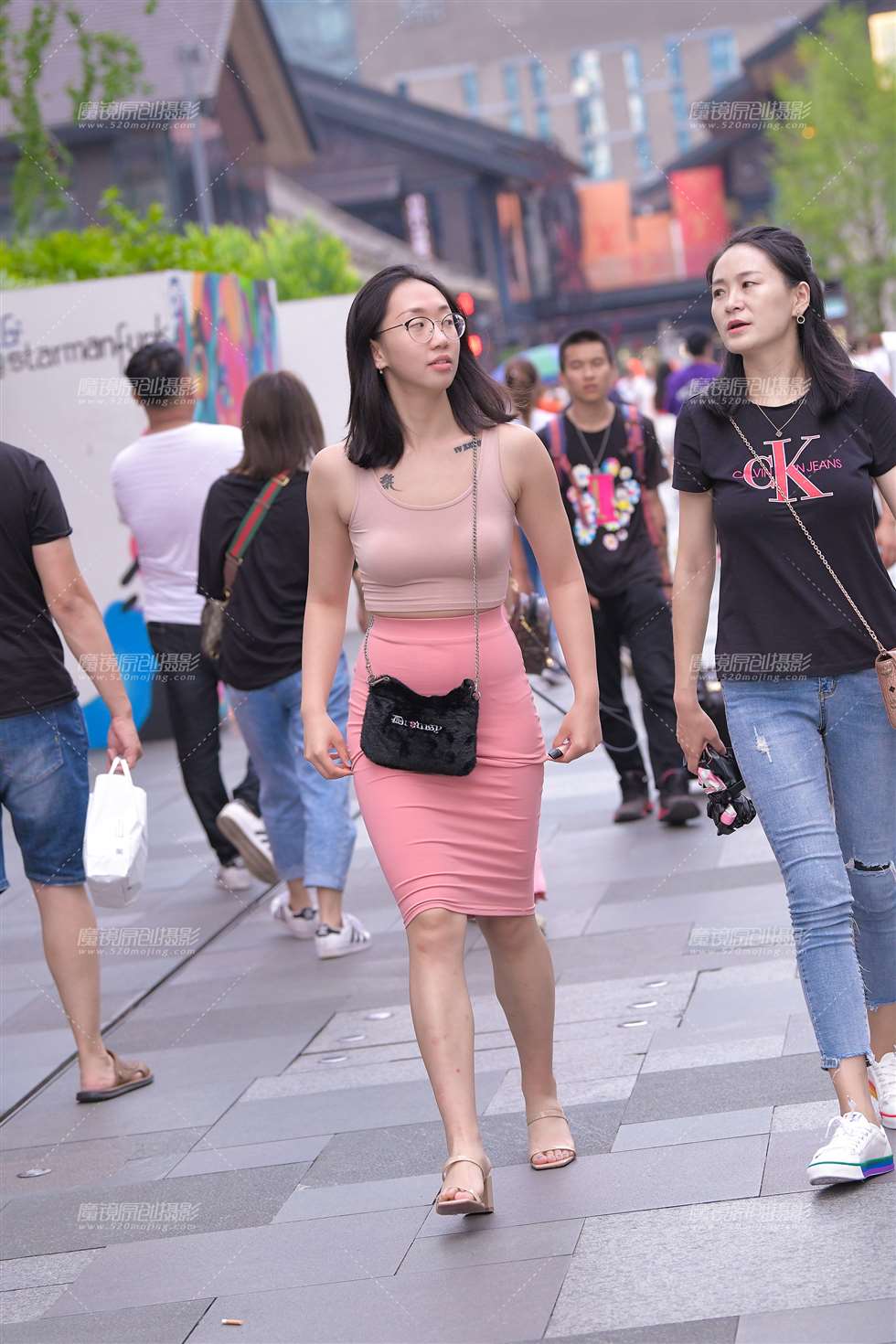 图片[1]-【视觉冲击赛贴】性感，粉色包臀裙小姐姐-街拍流行馆