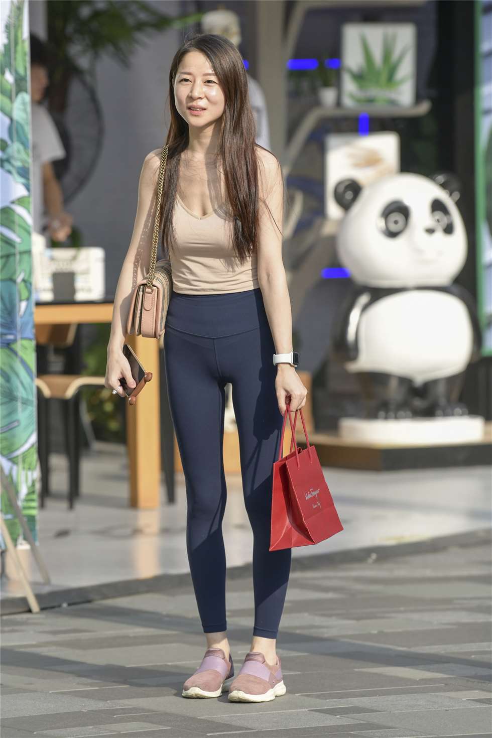 图片[1]-穿健美裤的丹凤眼美女性感迷人-街拍流行馆
