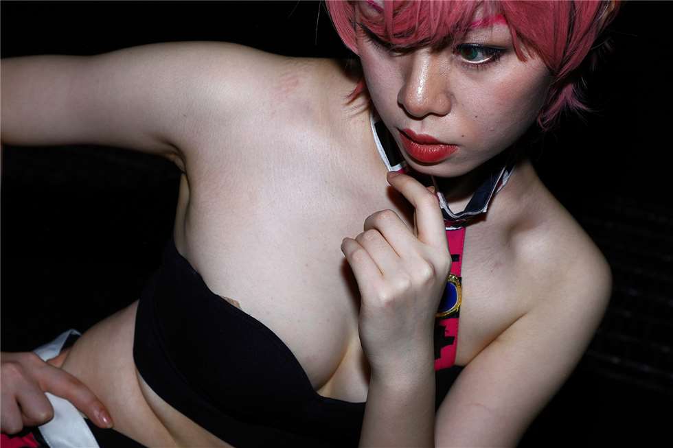 图片[1]-红发黑色抹胸coser-街拍流行馆