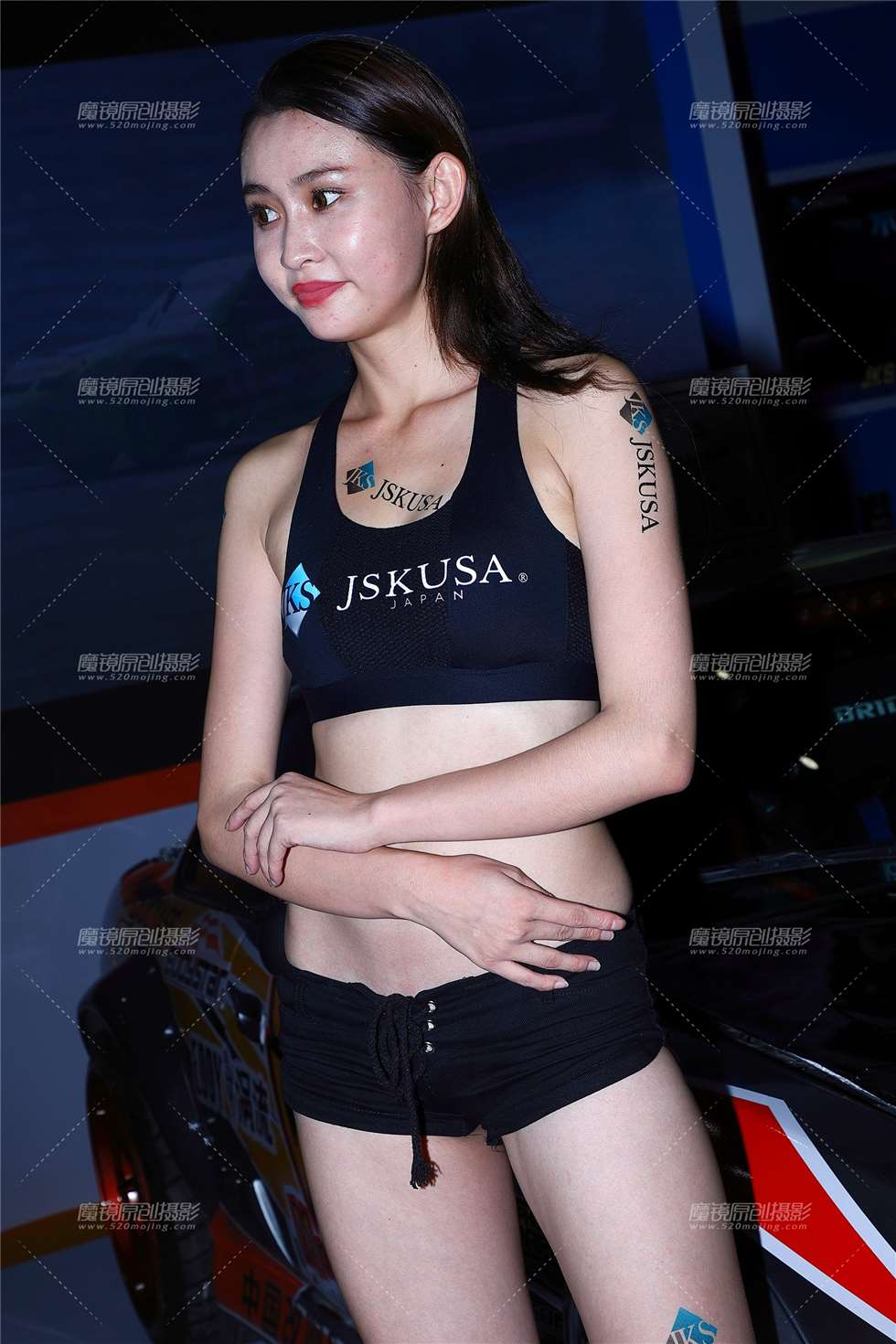 图片[5]-黑衣长腿车模-街拍流行馆