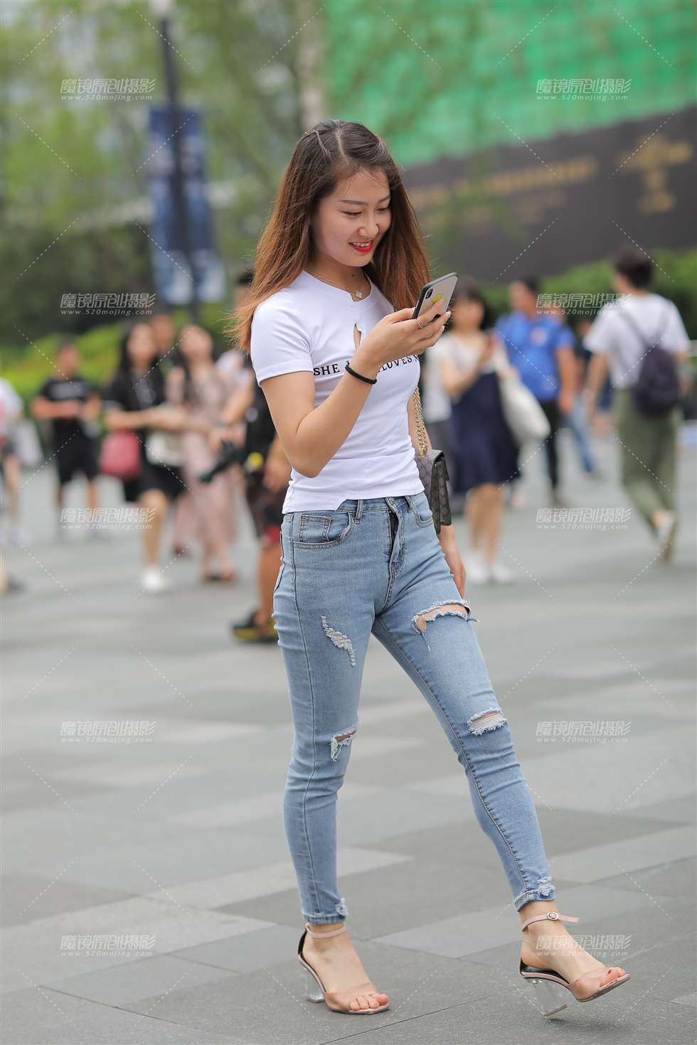 图片[1]-【凯恩赛贴】看什么这么开心呢-街拍流行馆