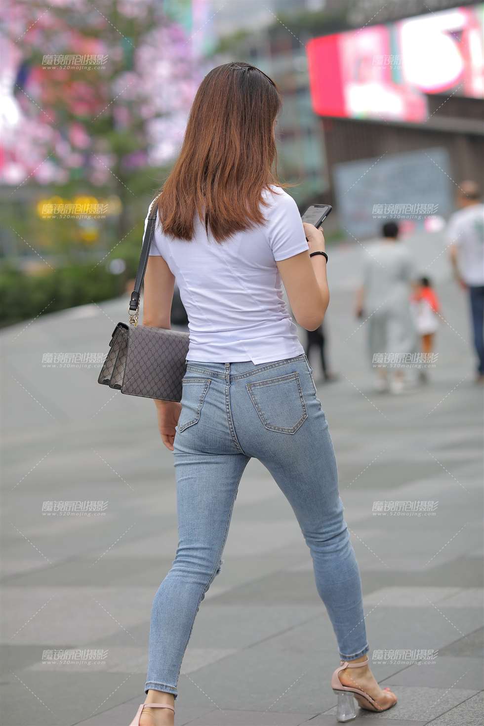 图片[2]-【凯恩赛贴】看什么这么开心呢-街拍流行馆