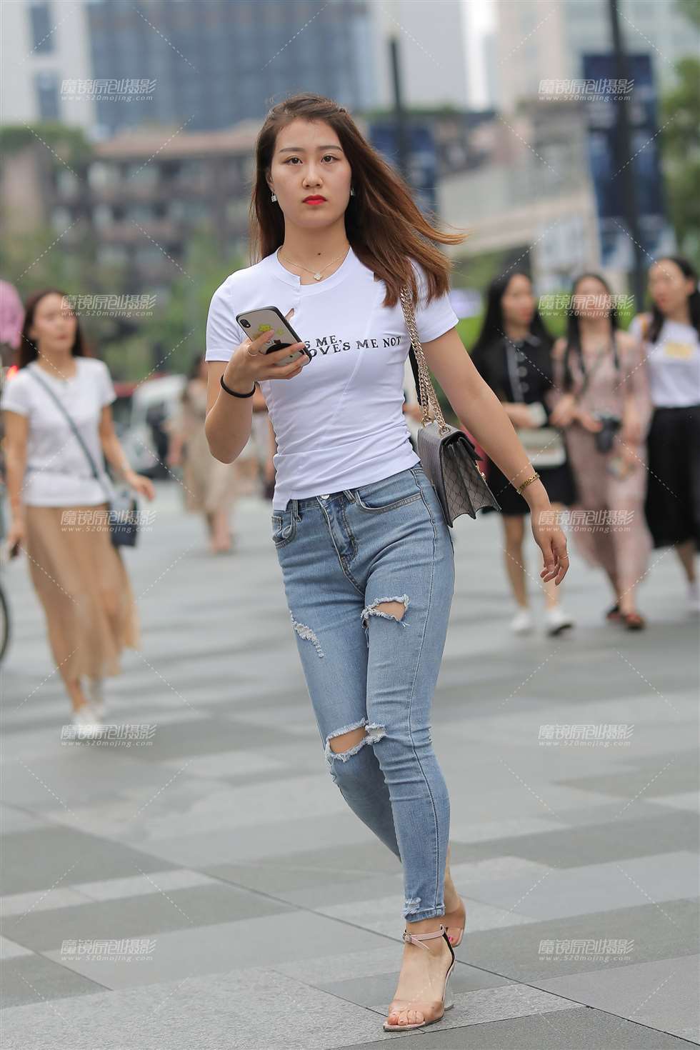 图片[4]-【凯恩赛贴】看什么这么开心呢-街拍流行馆
