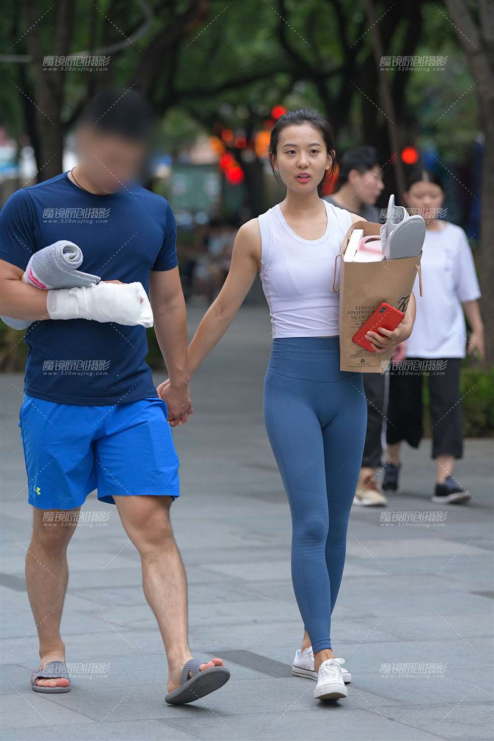 图片[1]-【街拍之魂赛帖】蓝色紧身小姐姐-街拍流行馆