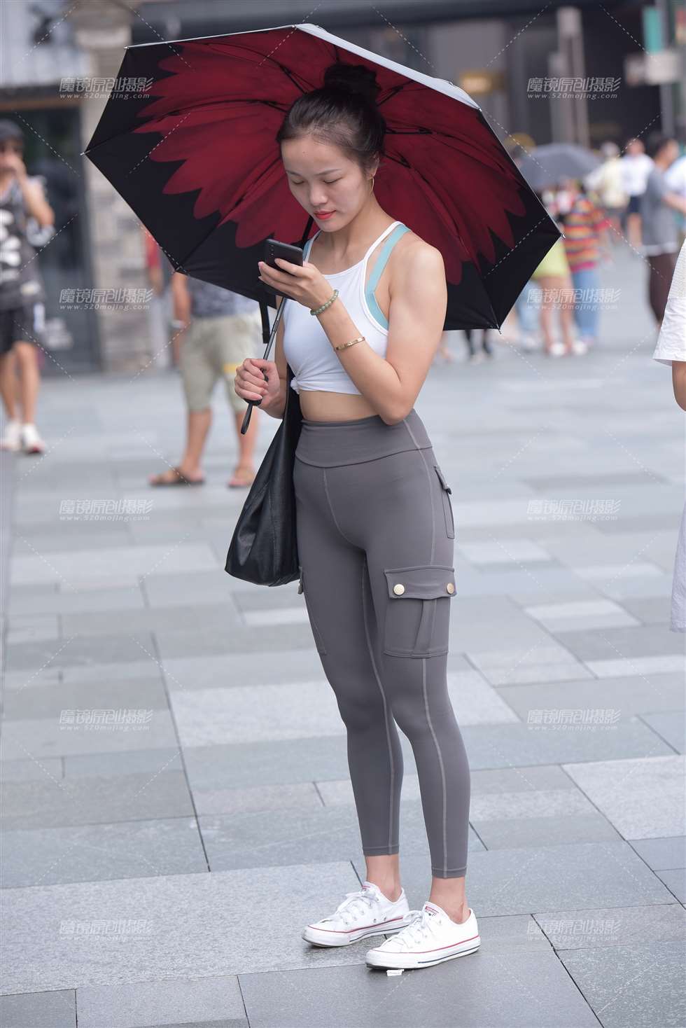 图片[1]-【慕容笙赛贴】等闺蜜的小姐姐-街拍流行馆