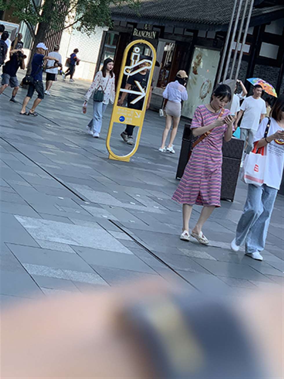 图片[3]-【视觉冲击赛贴】性感包臀裙，长腿小姐姐-街拍流行馆