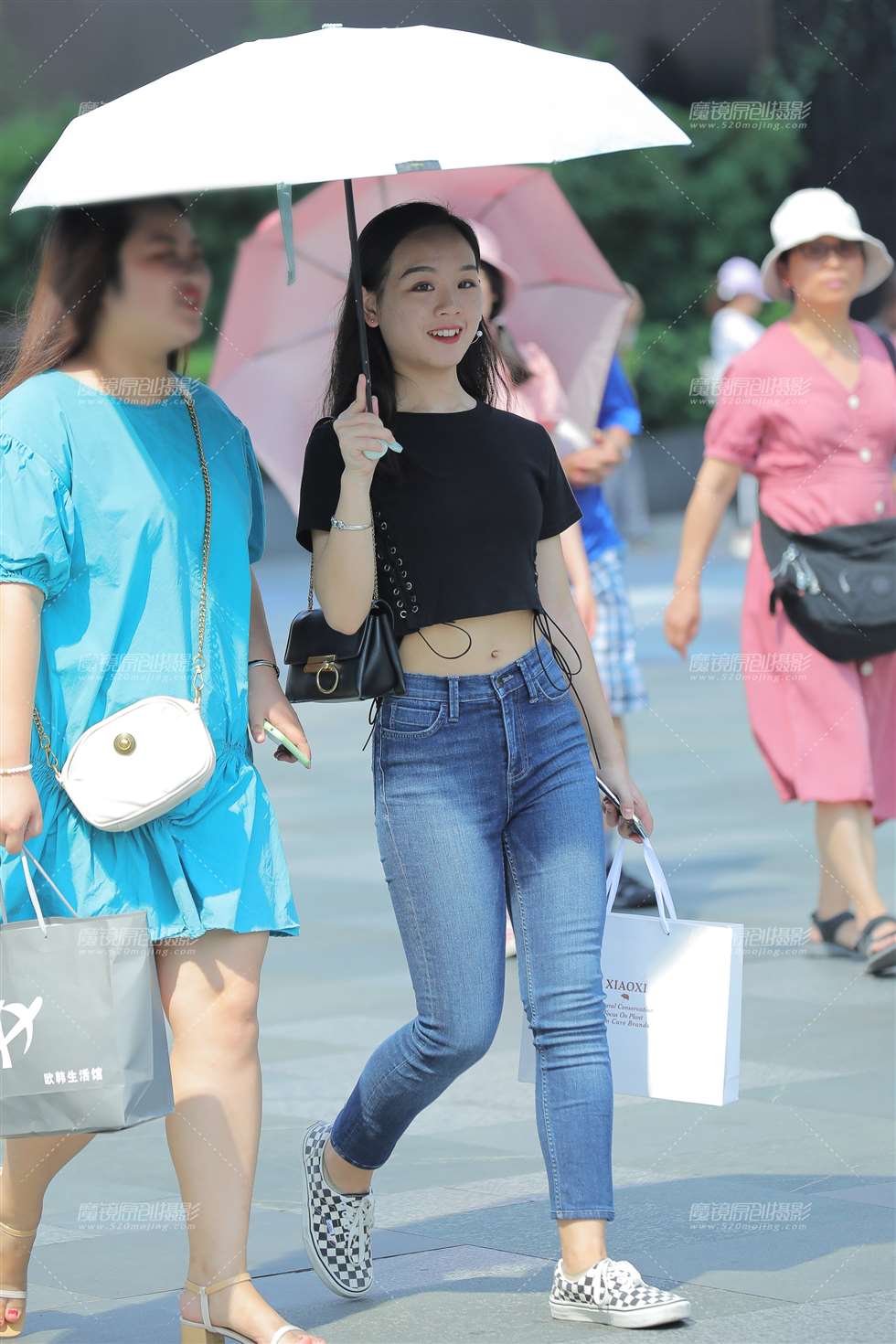 图片[1]-【凯恩赛贴】紧牛小妹-街拍流行馆