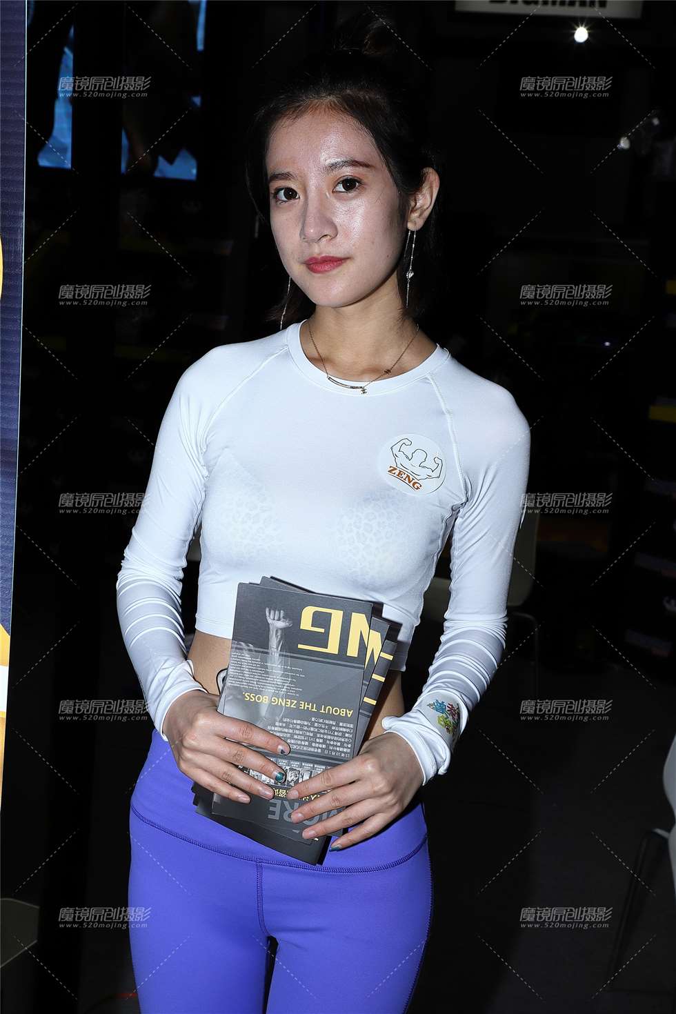 图片[1]-发传单的女孩-街拍流行馆