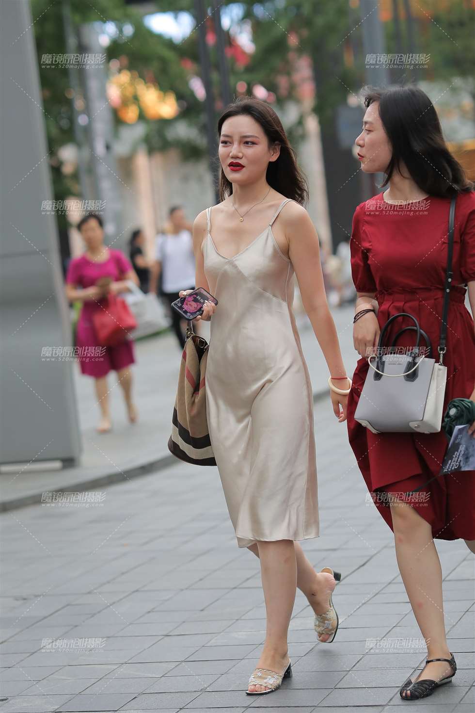 图片[1]-【凯恩赛贴】丝裙**-街拍流行馆