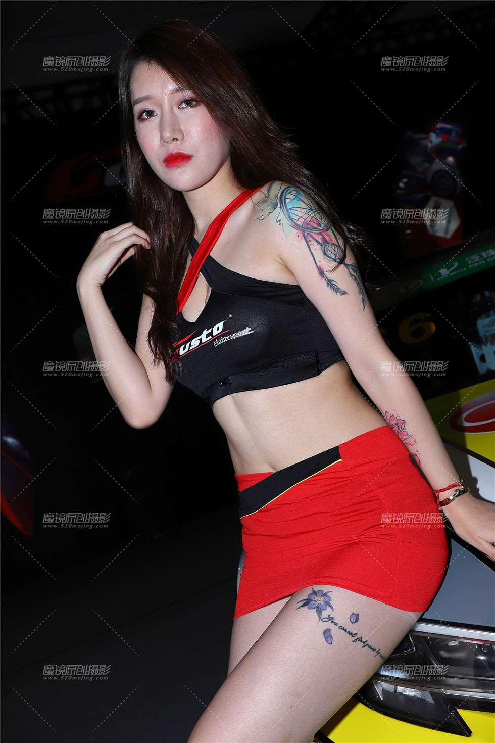图片[2]-红色短裙制服纹身车模-街拍流行馆