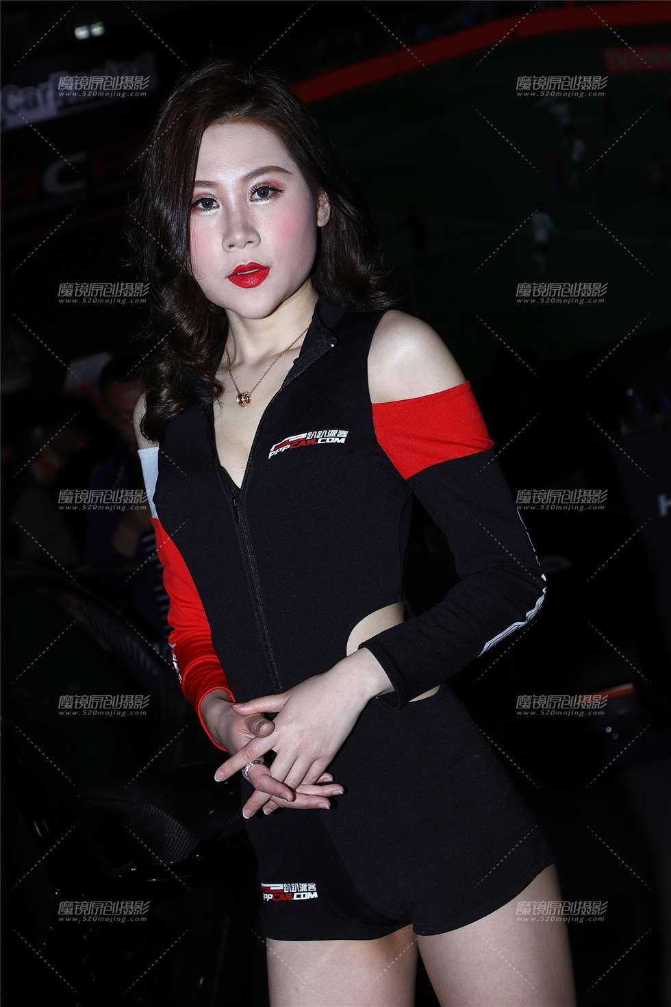 图片[4]-黑色赛车服长腿车模-街拍流行馆