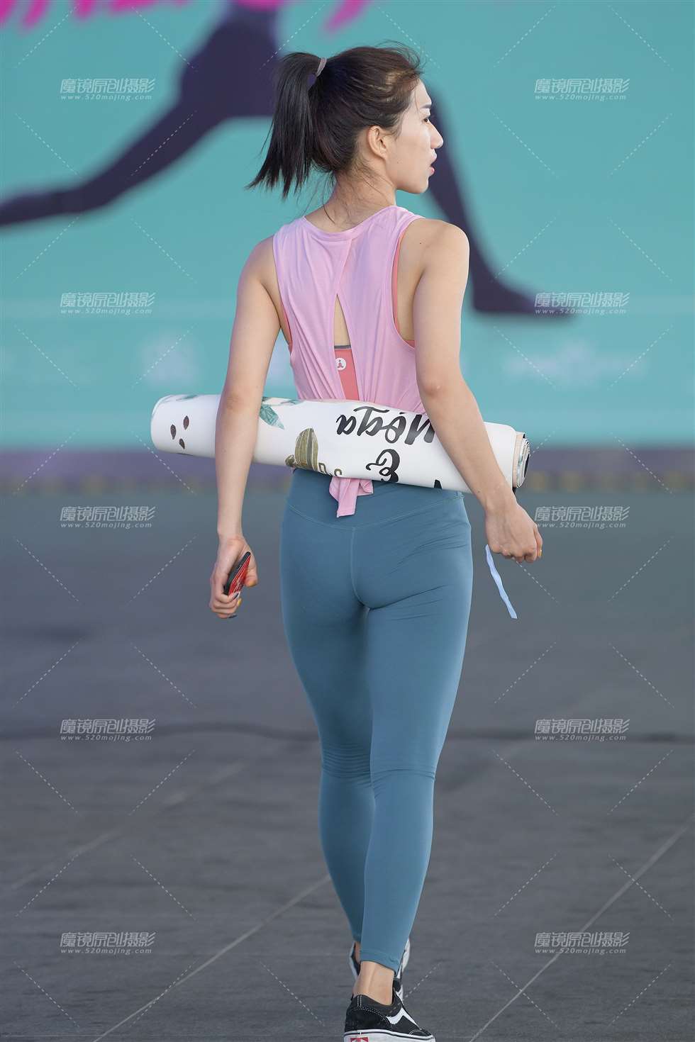 图片[2]-【街拍之魂赛帖】吃口香糖的紧身美女-街拍流行馆