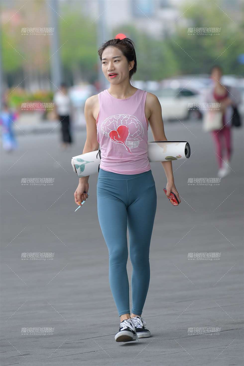 图片[3]-【街拍之魂赛帖】吃口香糖的紧身美女-街拍流行馆