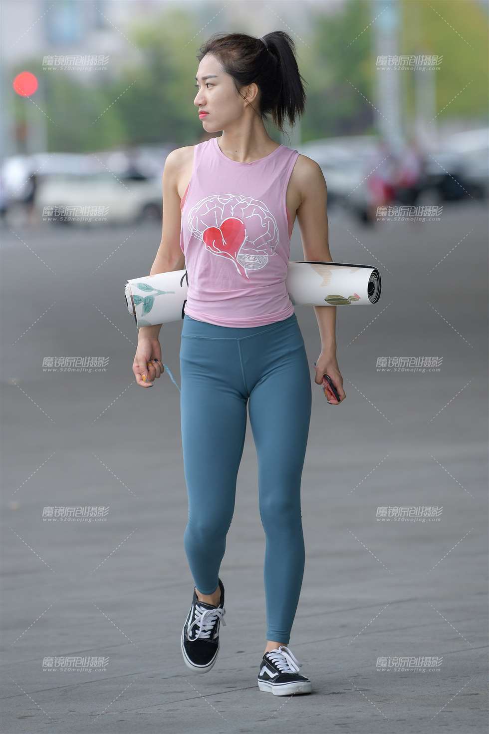 图片[4]-【街拍之魂赛帖】吃口香糖的紧身美女-街拍流行馆