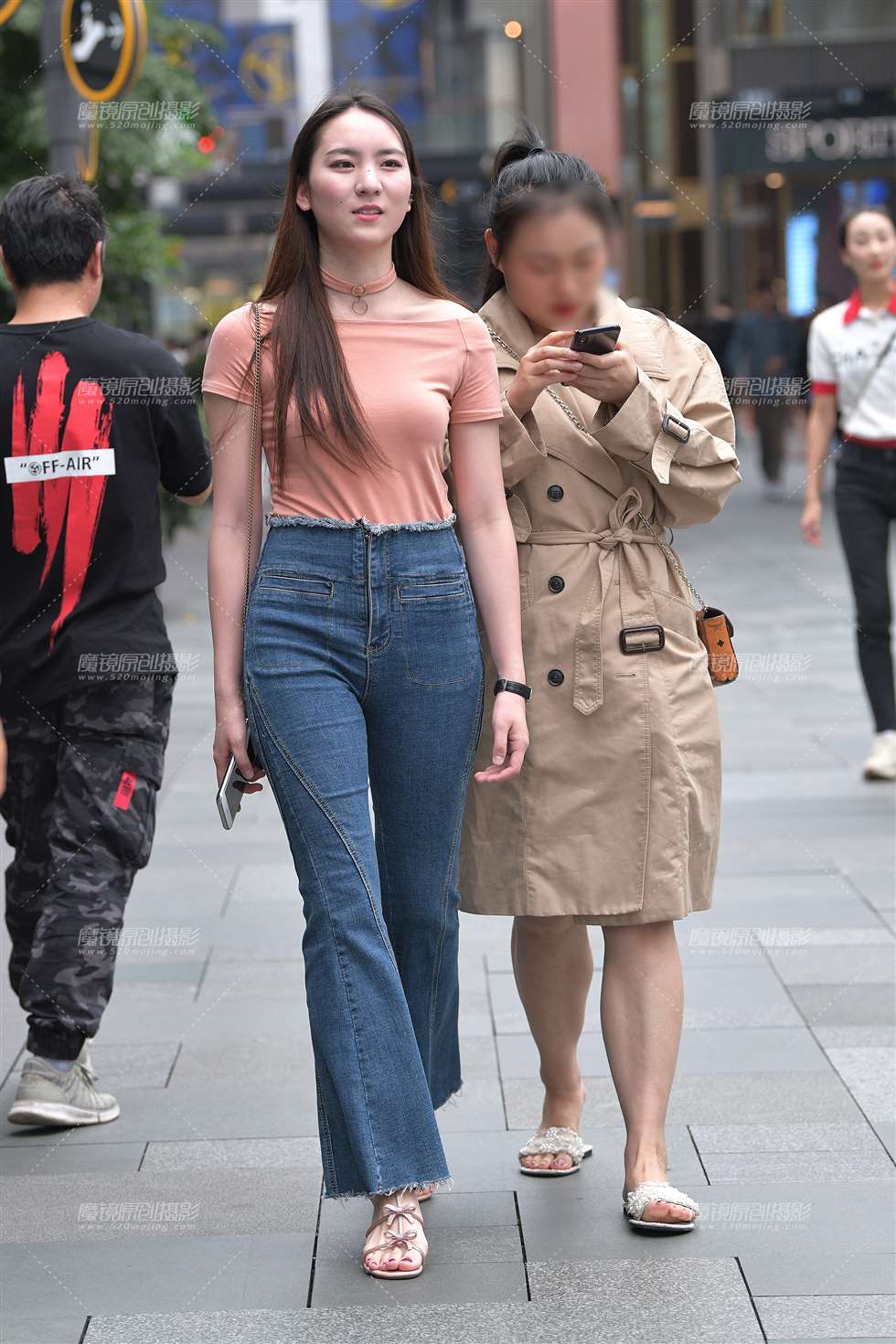 图片[1]-【视觉冲击赛贴】高挑的紧牛小姐姐-街拍流行馆