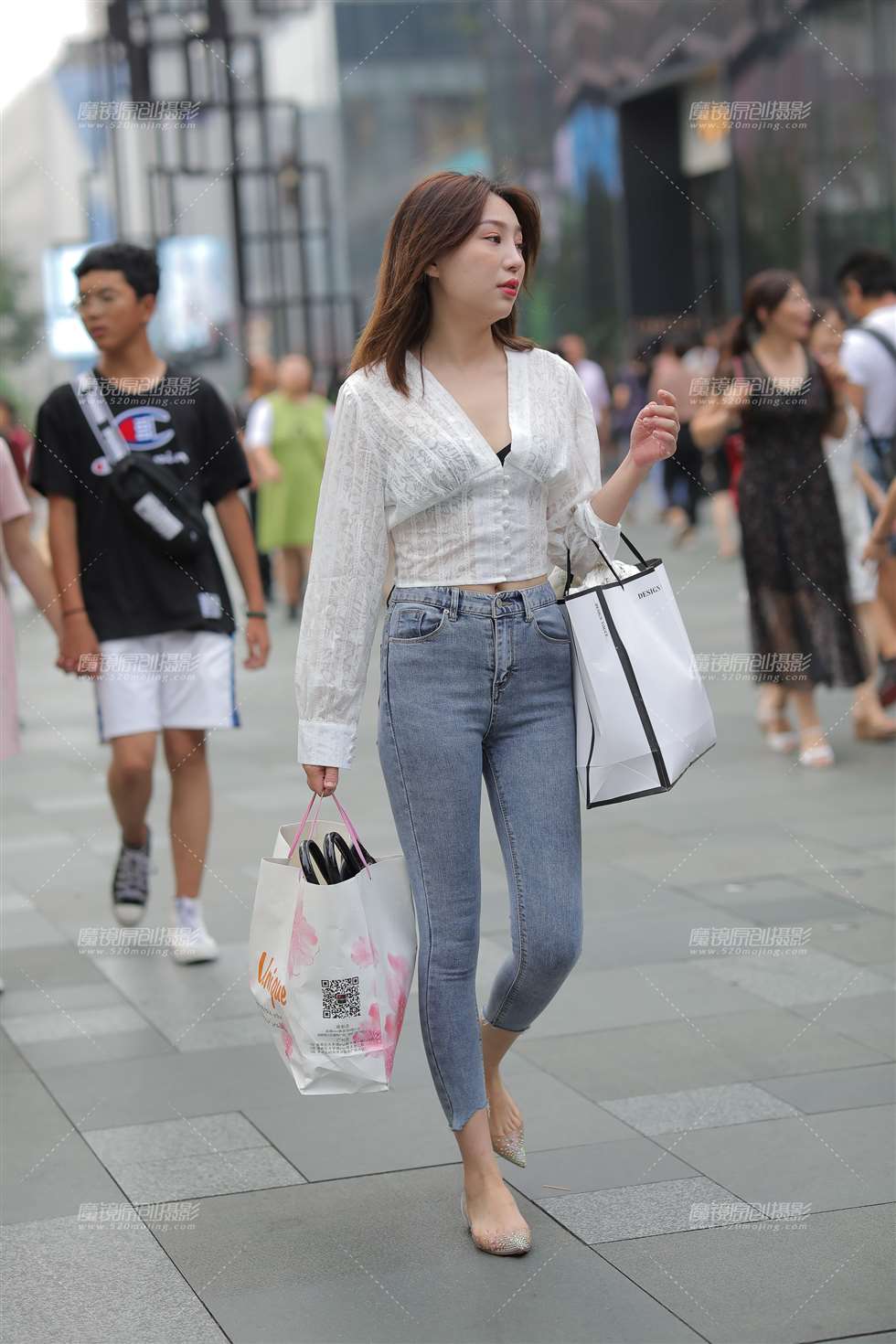 图片[1]-【凯恩赛贴】紧牛美腿小姐姐 吸引力十足-街拍流行馆