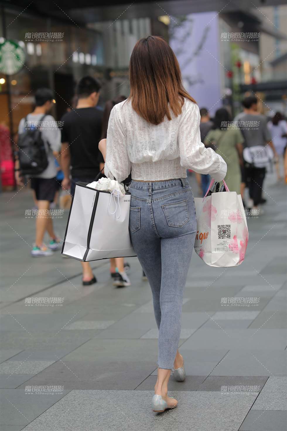 图片[2]-【凯恩赛贴】紧牛美腿小姐姐 吸引力十足-街拍流行馆