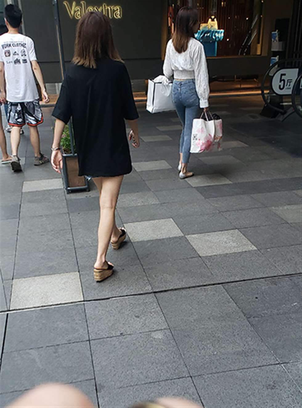 图片[3]-【凯恩赛贴】紧牛美腿小姐姐 吸引力十足-街拍流行馆