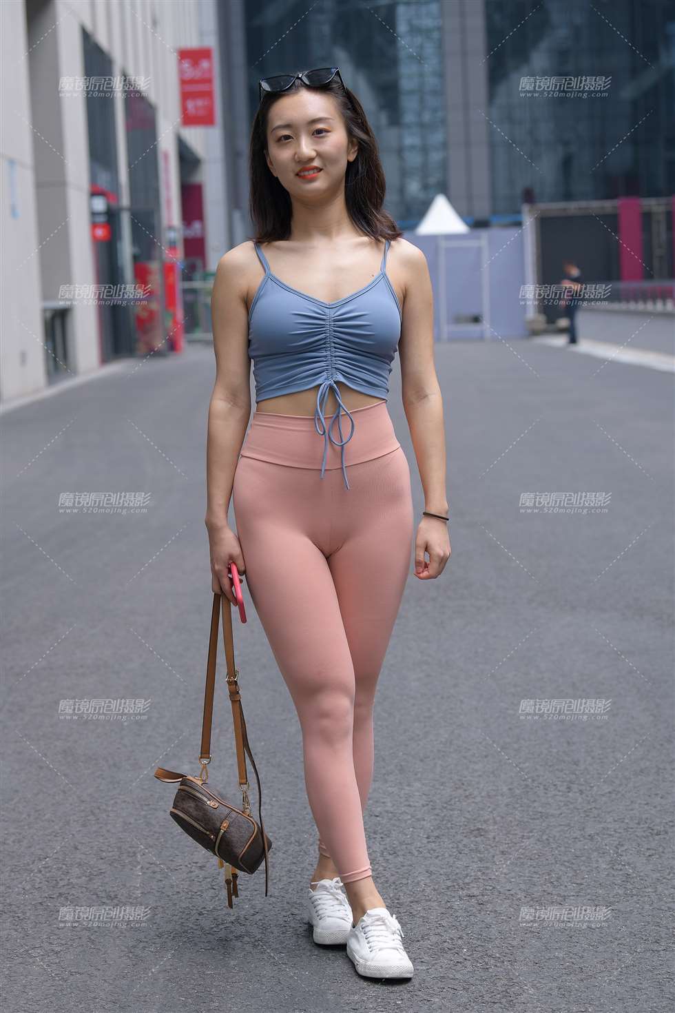 图片[1]-【街拍之魂赛帖】粉色的蜜桃裤-街拍流行馆
