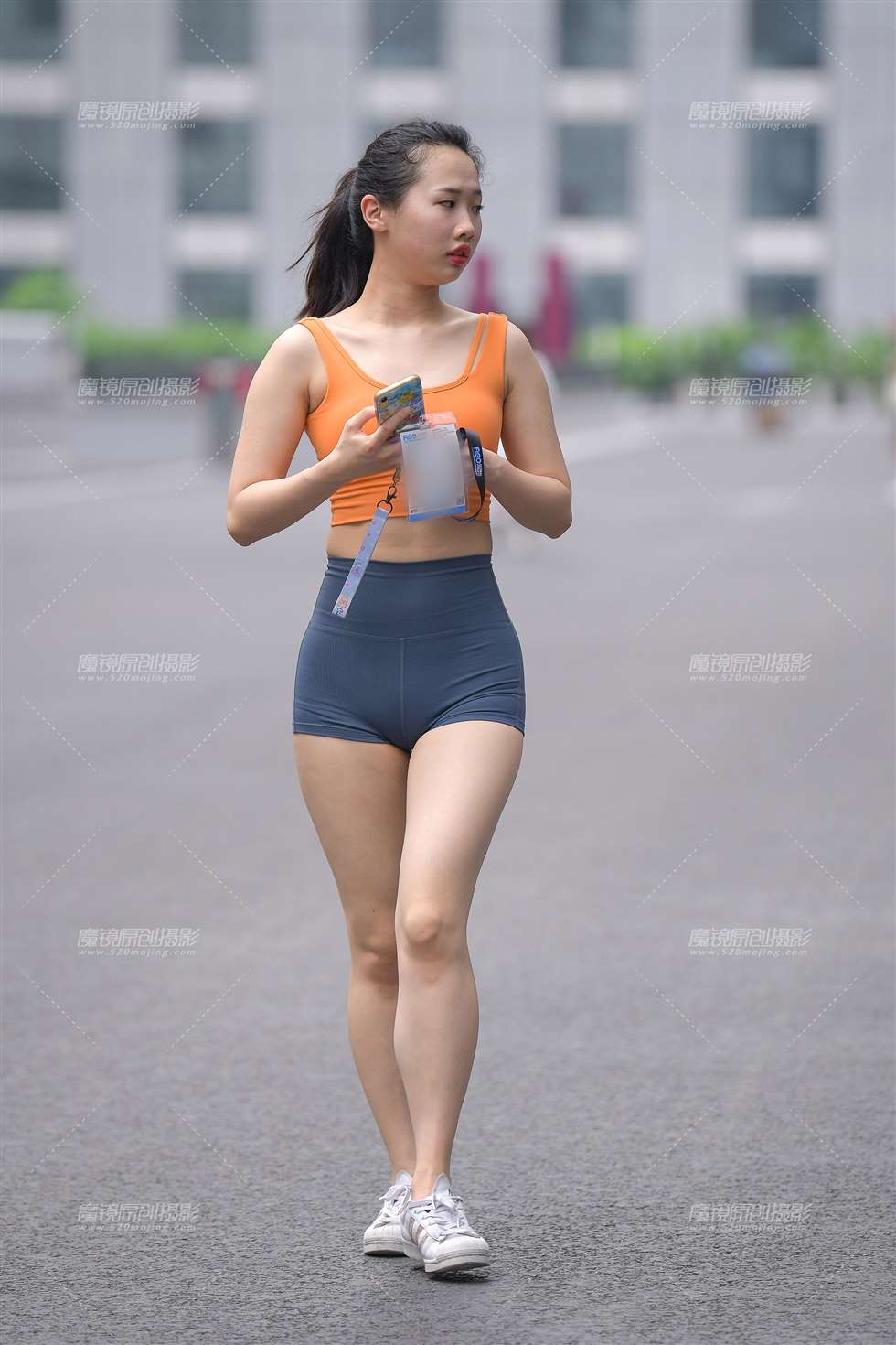 图片[1]-【街拍之魂赛帖】性感蜜桃臀小姐姐-街拍流行馆