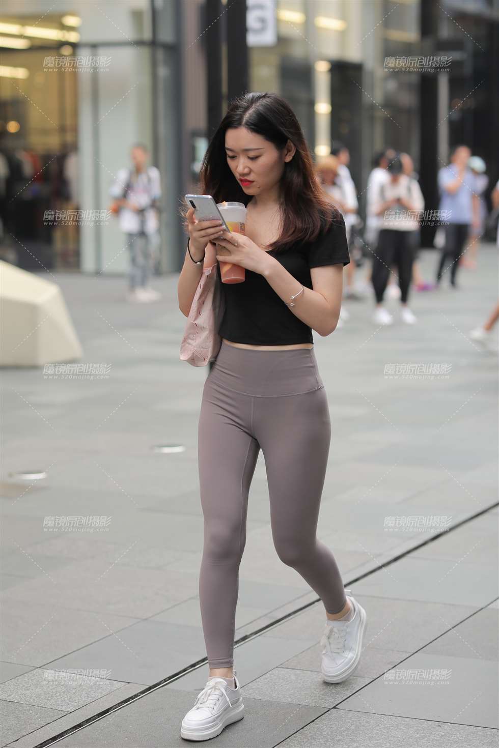 图片[1]-【凯恩赛贴】翘臀紧身裤-街拍流行馆