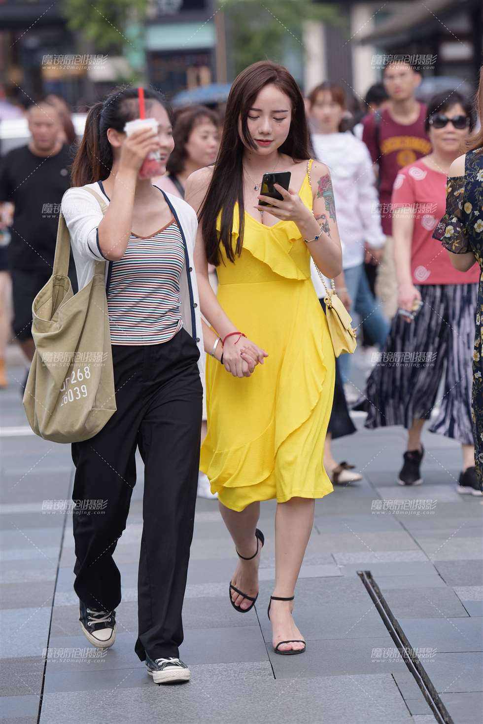图片[1]-【慕容笙赛贴】黄色连衣裙美女-街拍流行馆