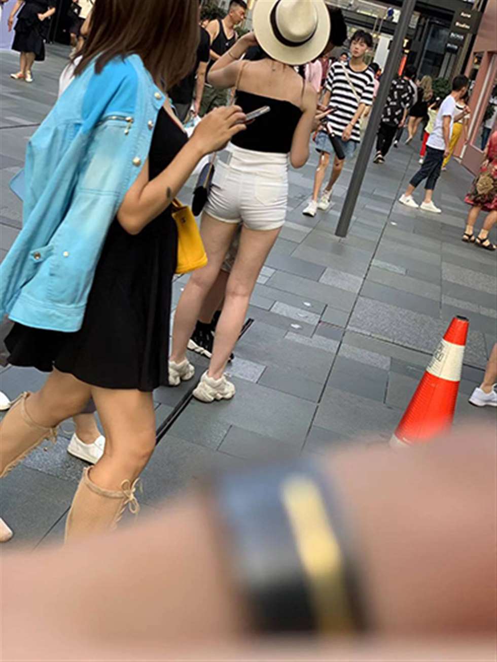 图片[3]-【视觉冲击赛贴】夏日炎炎，高腰紧身热裤美眉-街拍流行馆