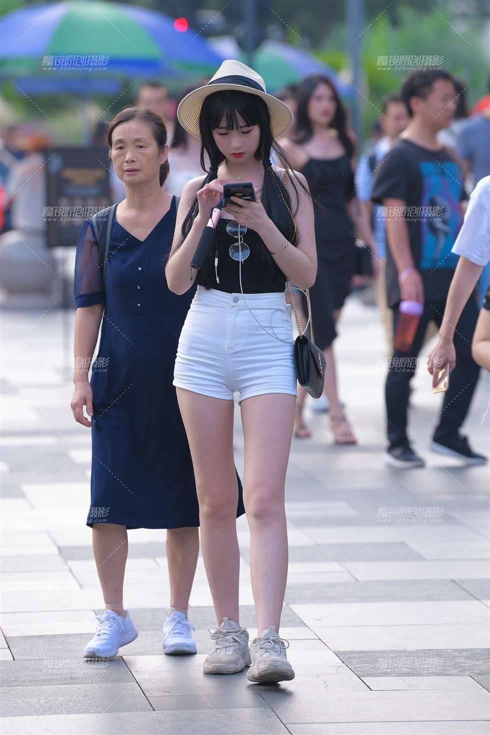 图片[5]-【视觉冲击赛贴】夏日炎炎，高腰紧身热裤美眉-街拍流行馆