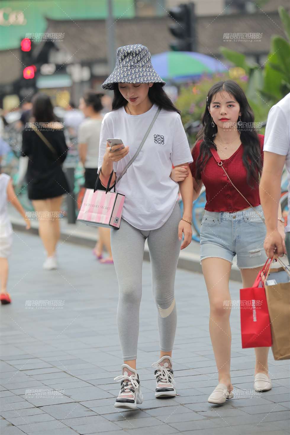 图片[1]-【凯恩赛贴】紧身裤女孩-街拍流行馆
